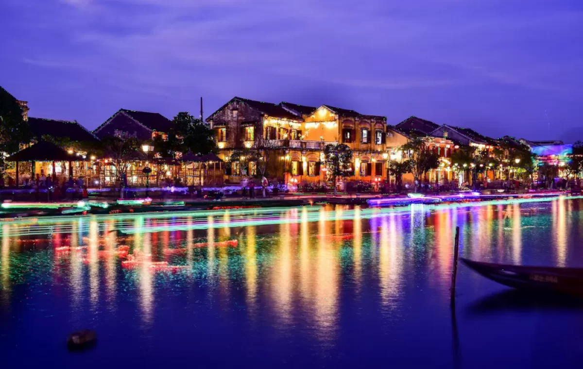 Sông Hoài rực rỡ ánh đèn về đêm ở Hội An