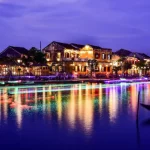 Sông Hoài rực rỡ ánh đèn về đêm ở Hội An