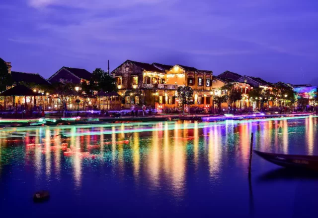 Sông Hoài rực rỡ ánh đèn về đêm ở Hội An