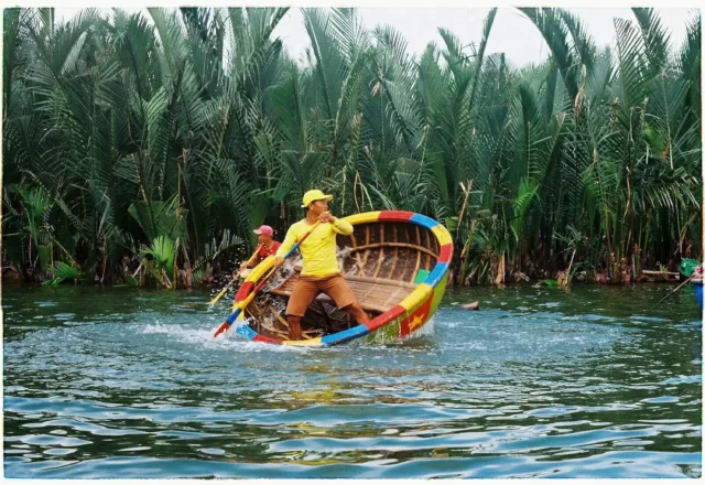 Thuyền thúng giữa rừng dừa nước Cẩm Thanh, Hội An