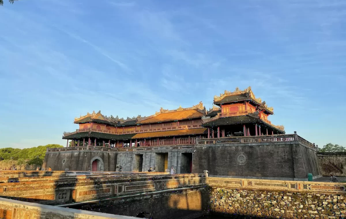 Cung điện trong Đại Nội Huế dưới trời xanh