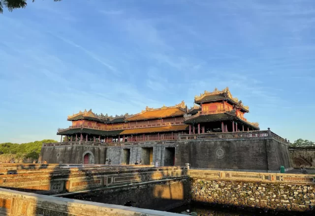 Cung điện trong Đại Nội Huế dưới trời xanh