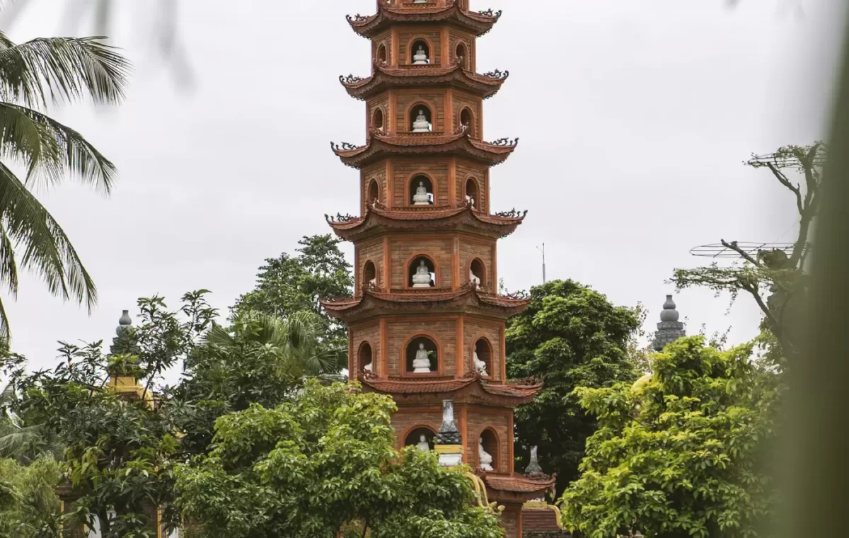 Tháp chùa nhiều tầng ở Huế giữa cây xanh