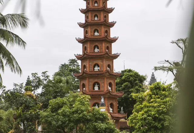 Tháp chùa nhiều tầng ở Huế giữa cây xanh