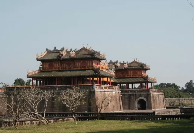 Cổng thành cổ và lầu canh bên hào nước ở Huế