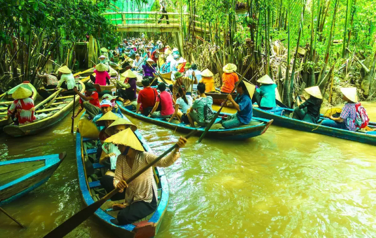 Những chiếc xuồng chở khách xuôi theo kênh rạch miền Tây