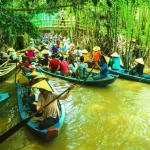 Những chiếc xuồng chở khách xuôi theo kênh rạch miền Tây