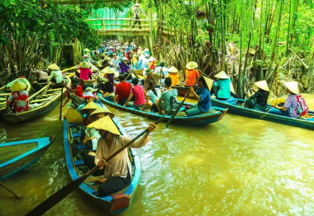 Những chiếc xuồng chở khách xuôi theo kênh rạch miền Tây