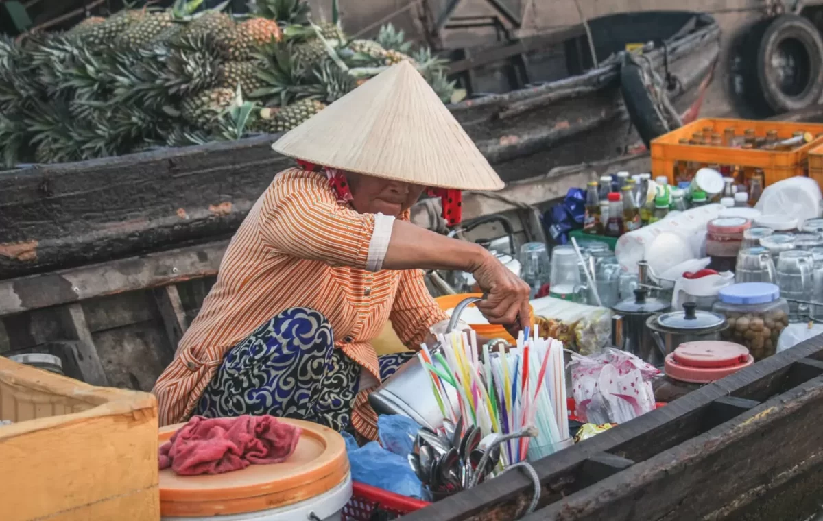 Người bán hàng trên chợ nổi miền Tây
