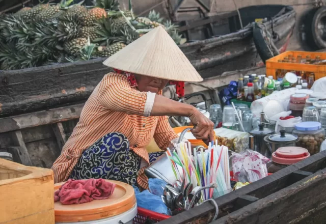 Người bán hàng trên chợ nổi miền Tây