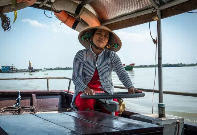 Người phụ nữ chèo xuồng trên sông ở miền Tây