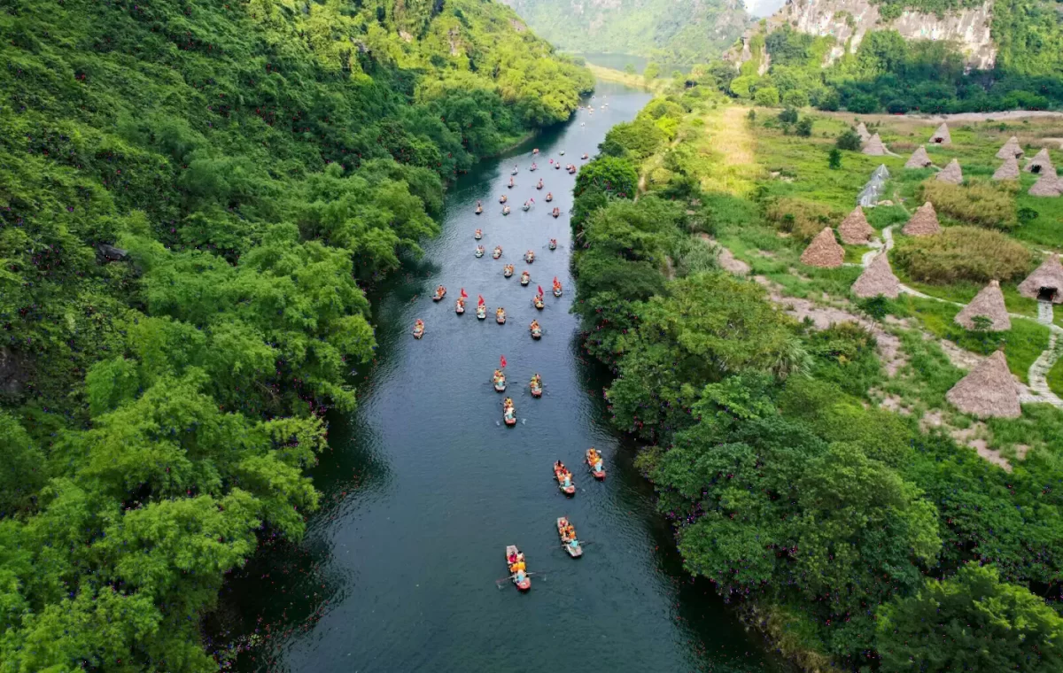 Dòng sông uốn quanh núi đá vôi và rừng xanh Ninh Bình nhìn từ trên cao