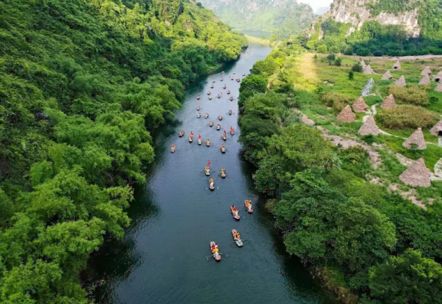 Dòng sông uốn quanh núi đá vôi và rừng xanh Ninh Bình nhìn từ trên cao