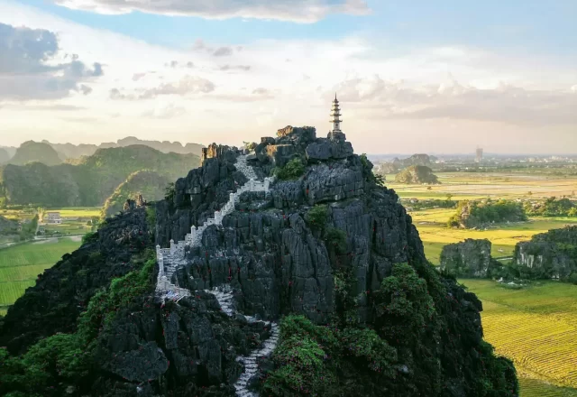 Đỉnh Hang Múa với bậc đá và cánh đồng lúa Ninh Bình