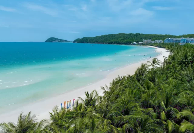 Bãi biển cát trắng nước trong ở Phú Quốc