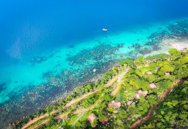 Bãi biển và khu nghỉ dưỡng nhìn từ trên cao ở Phú Quốc