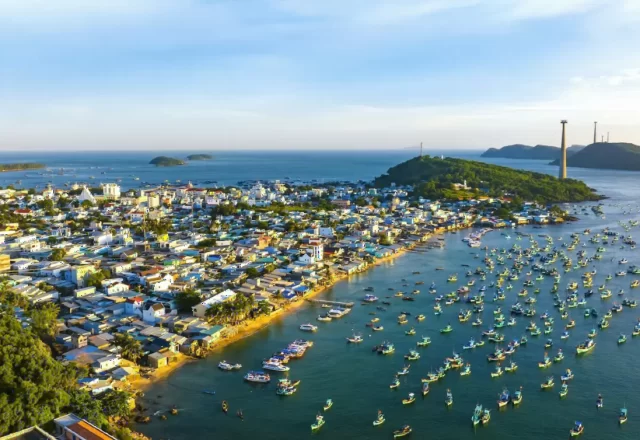 Làng chài và vịnh biển Phú Quốc nhìn từ trên cao