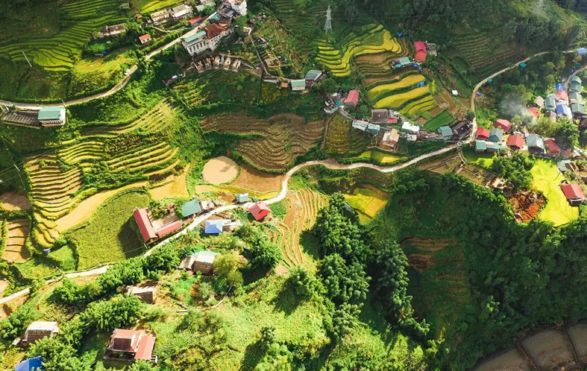 Ruộng bậc thang và bản làng Sa Pa nhìn từ trên cao