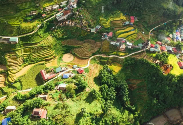 Ruộng bậc thang và bản làng Sa Pa nhìn từ trên cao