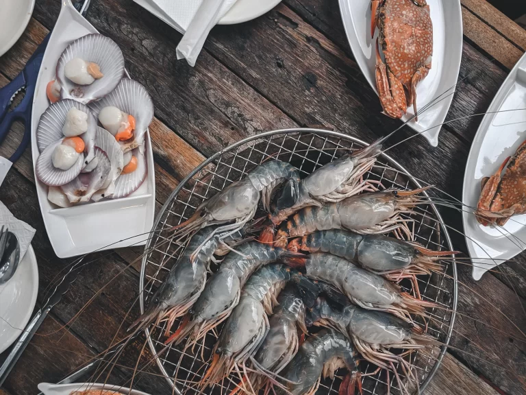 Tôm sú nướng trên vỉ than cùng sò và cua