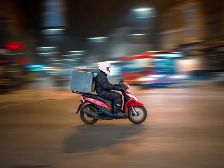 Shipper giao hàng bằng xe máy trong thành phố