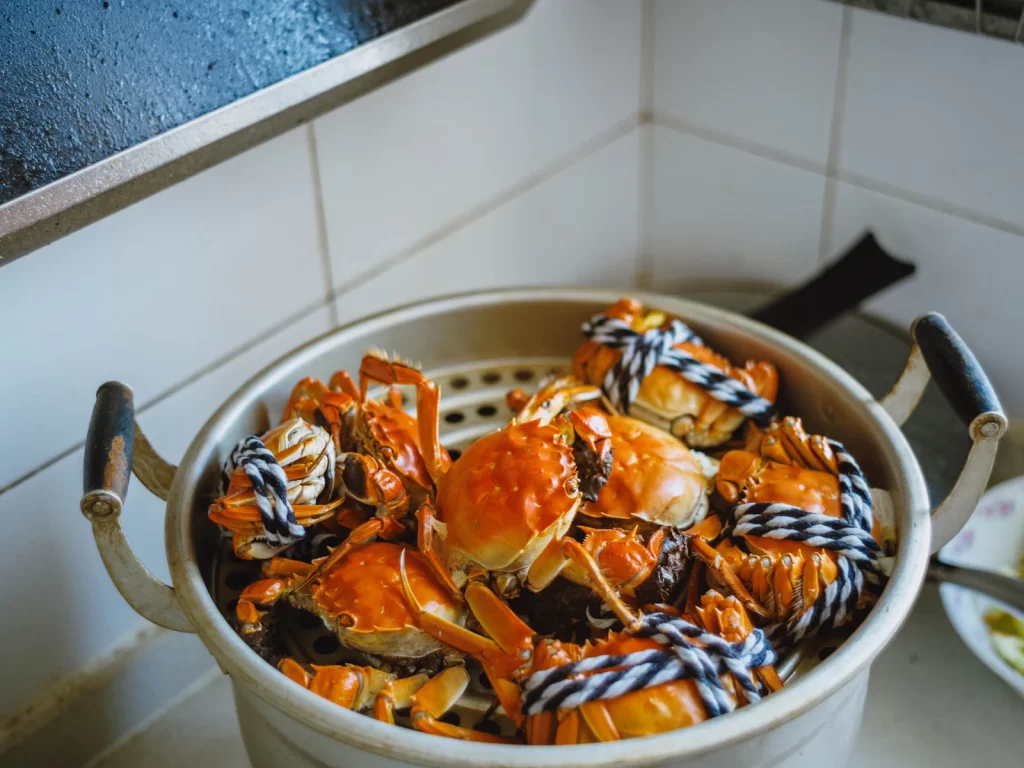 Nồi ghẹ xanh hấp chín đỏ trong nồi lớn