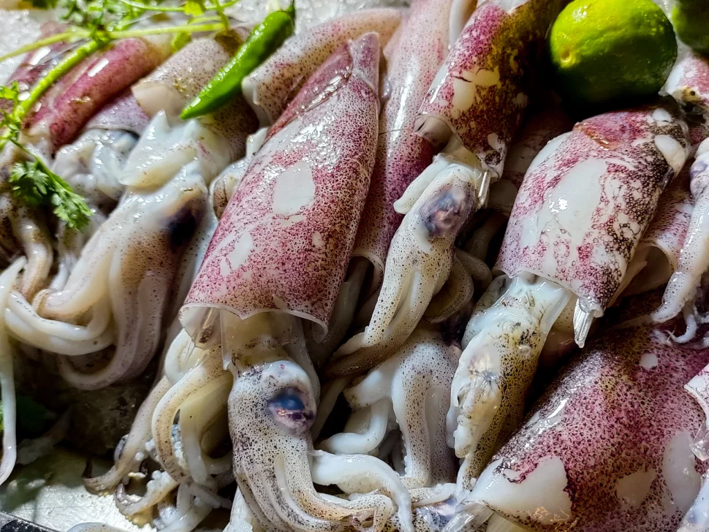 Mực tươi nấu cùng ớt và chanh trên đĩa