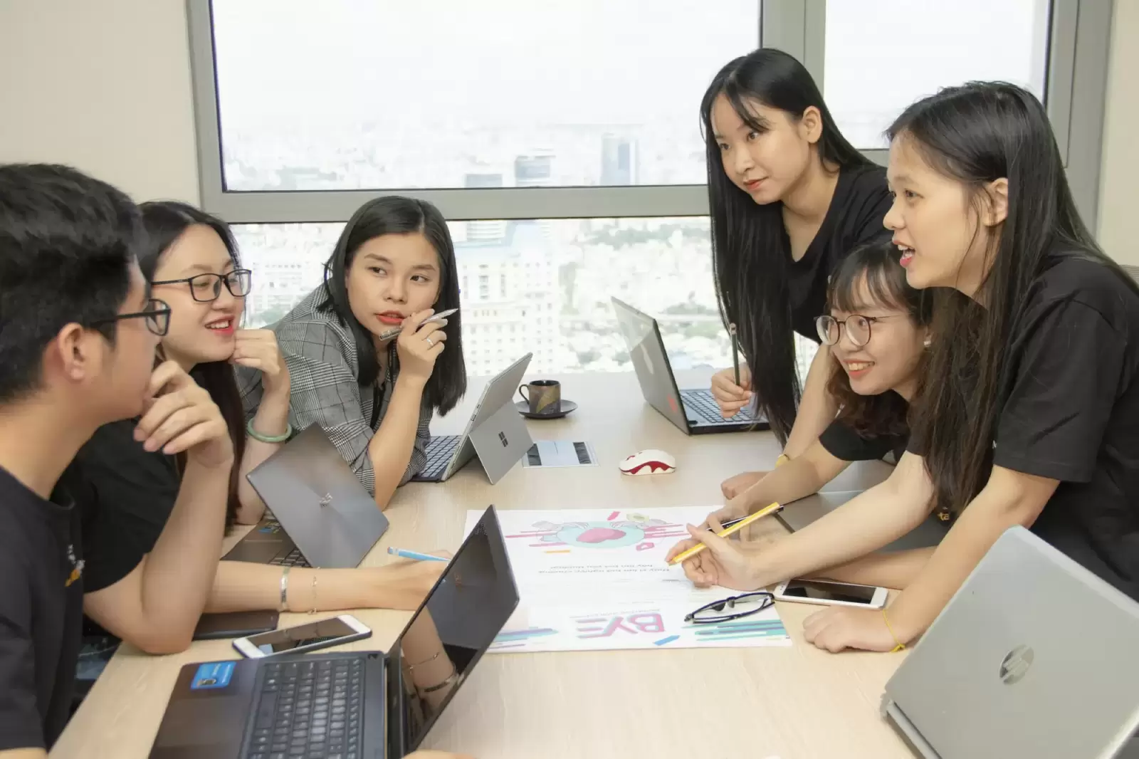 Đội ngũ cố vấn HÀNH TRANG trao đổi tại văn phòng