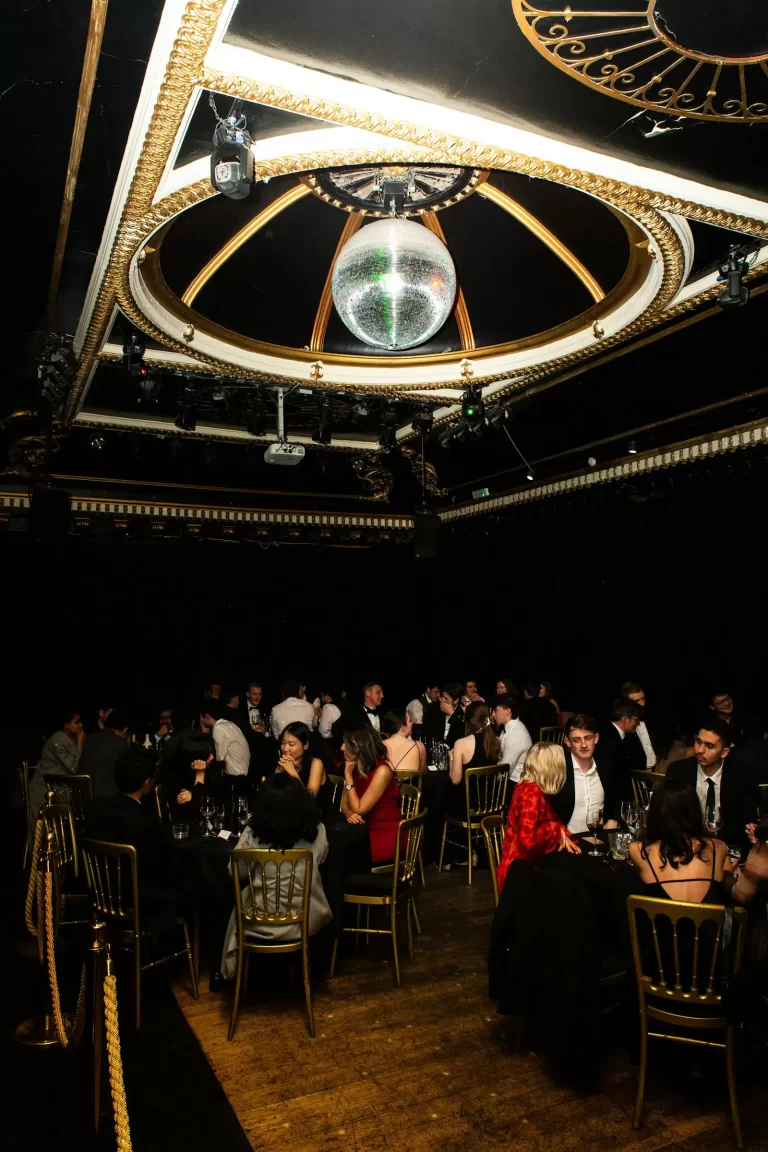 Khách dự tiệc year end party dưới quả cầu disco trong sảnh tiệc