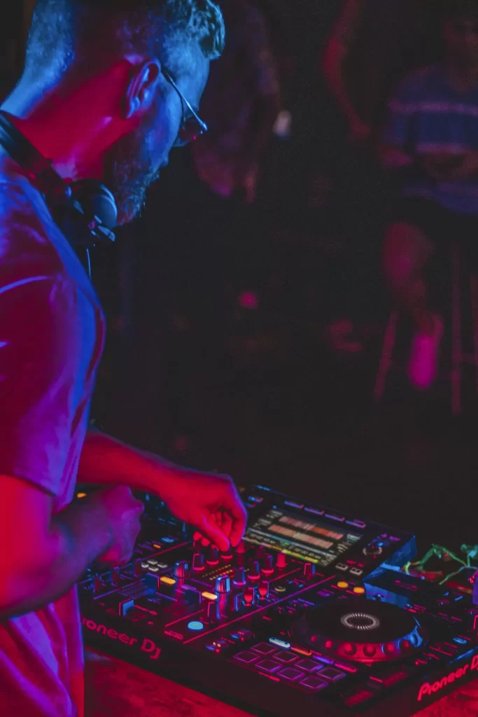 Sân khấu DJ giữa phố ẩm thực