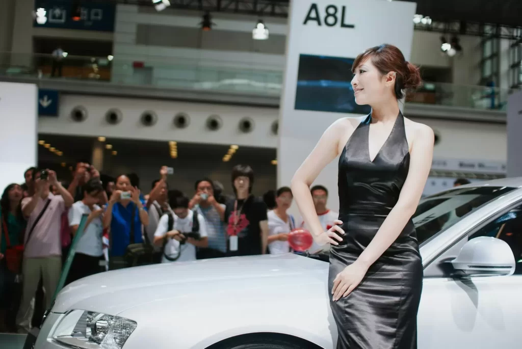 Người mẫu đứng cạnh chiếc xe trưng bày tại sự kiện ra mắt