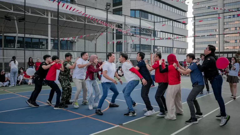 Nhóm người chơi trò kéo co trên bãi cỏ trong chương trình team building
