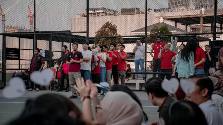 Nhóm người xem hoạt động team building ngoài trời