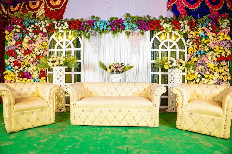 Sân khấu tiệc cưới trang trí hoa với bộ sofa dành cho cô dâu chú rể