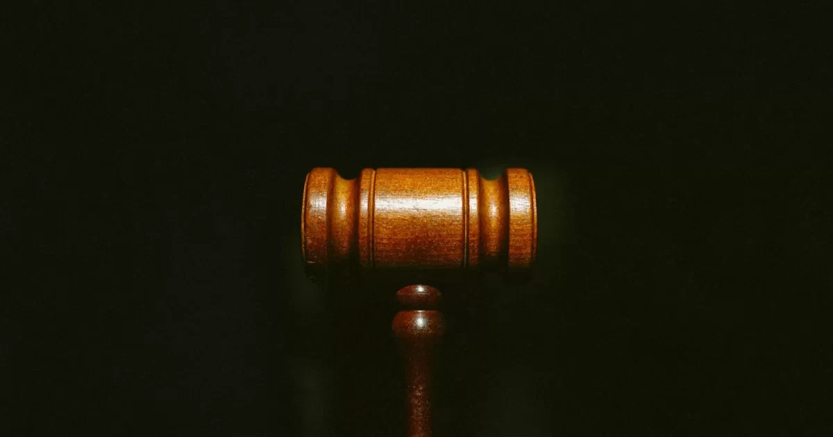 Búa thẩm phán gỗ trong ánh đèn tối