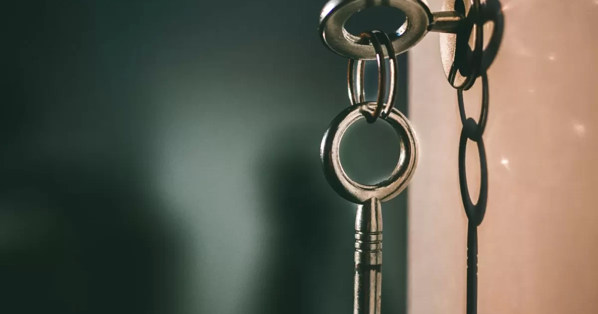 Chùm chìa khoá cắm trong ổ khoá cửa