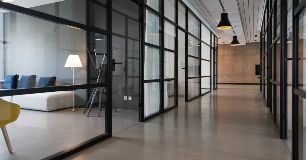 Không gian làm việc của văn phòng luật sư với vách kính và bàn họp