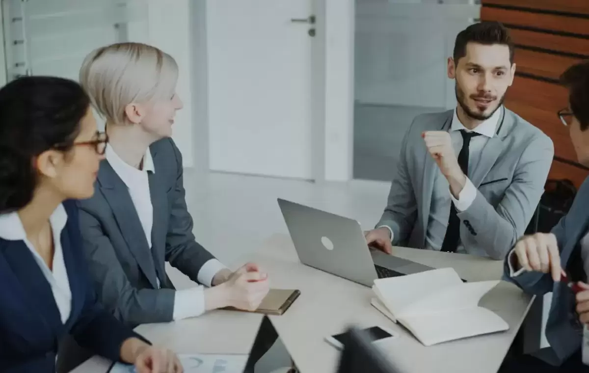 Thầy James Whitaker cùng nhóm học viên đóng vai cuộc họp công sở trong lớp tiếng Anh giao tiếp tại LINGO