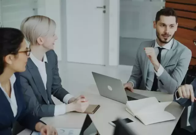 Thầy James Whitaker cùng nhóm học viên đóng vai cuộc họp công sở trong lớp tiếng Anh giao tiếp tại LINGO