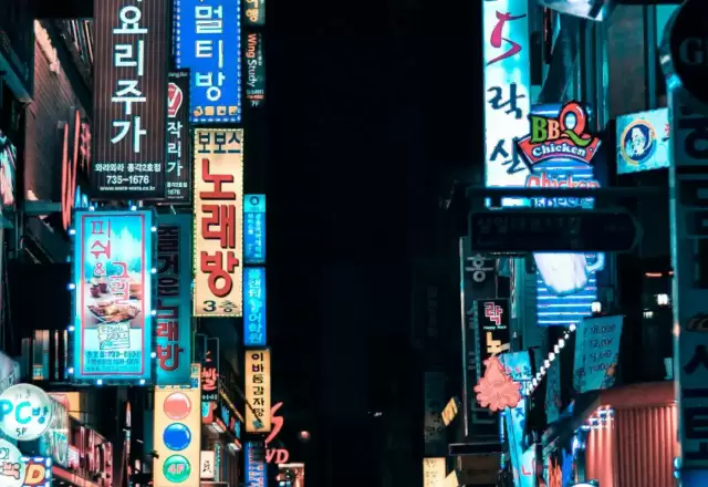 Cô Kim Ji-won hướng dẫn học viên luyện phát âm Hangul trong lớp tiếng Hàn nhỏ tại LINGO