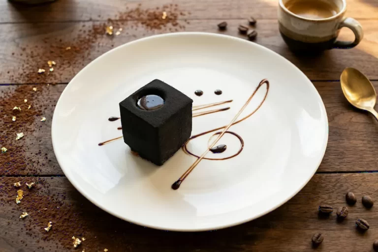 Món tráng miệng chocolate đen trên đĩa trắng