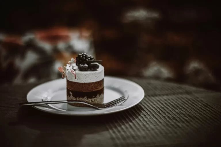 Mousse chocolate phủ trên đĩa với thìa bạc