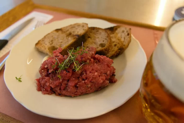 Tartare bò với bánh mì nướng giòn trên đĩa trắng