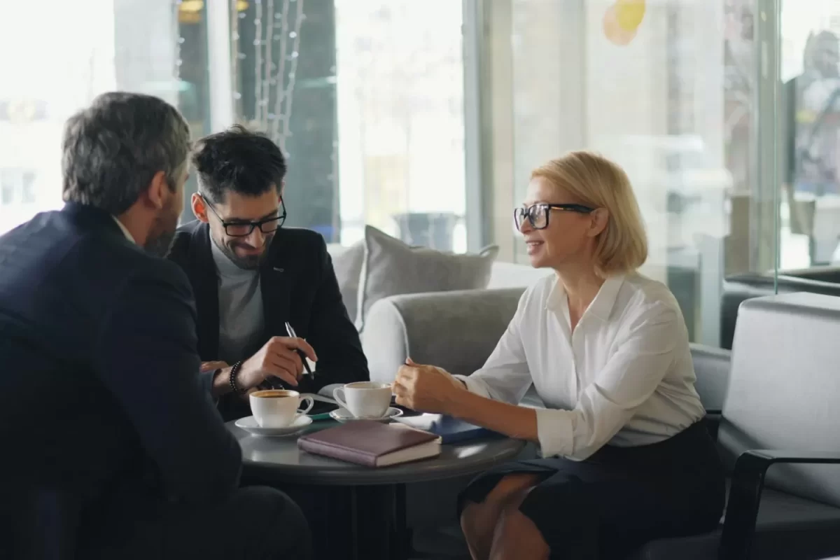 Luật sư LÝ & TÌNH trao đổi với khách hàng tại quán cà phê gần văn phòng
