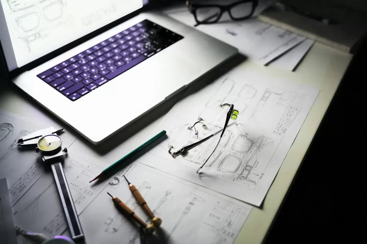 Bản phác thảo thiết kế, kính và máy tính trên bàn làm việc, luật sư sở hữu trí tuệ