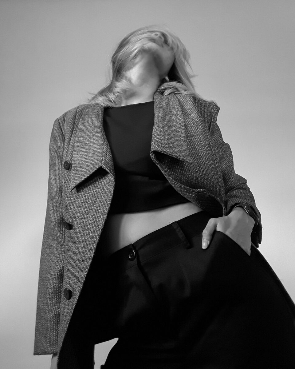 Lookbook — Xám bạc: Măng tô xám tro, cổ bẻ