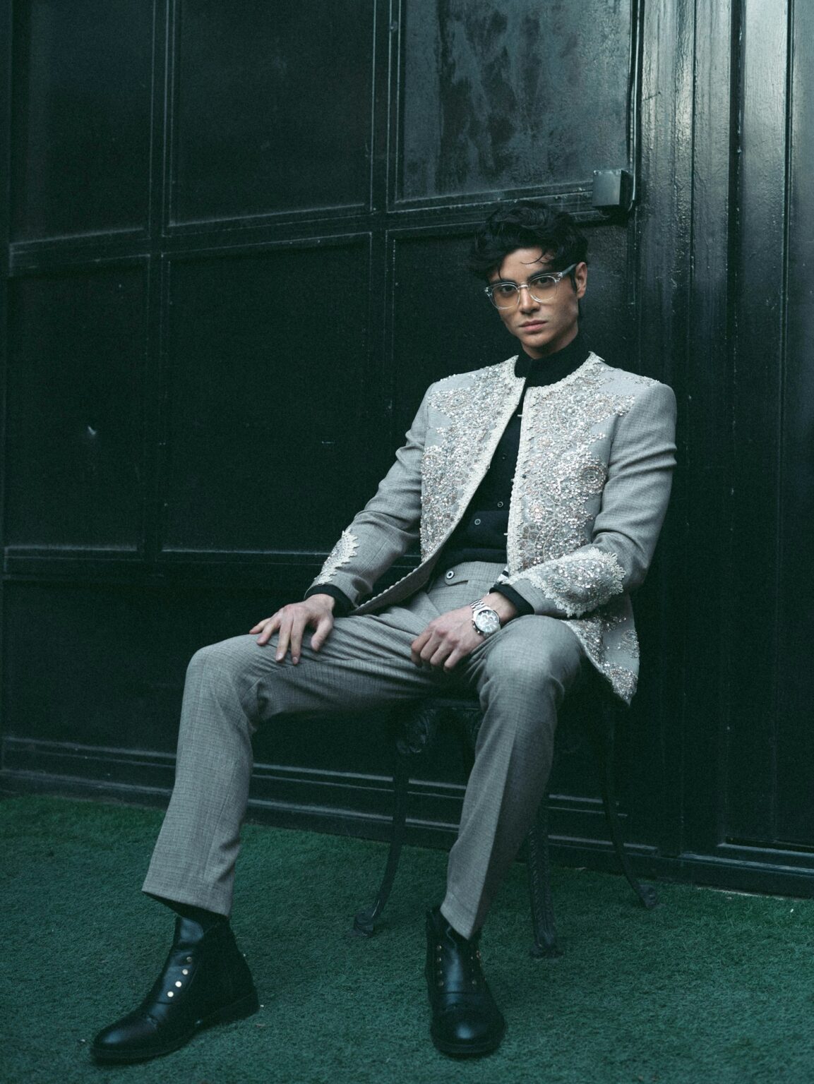 Suit xám tro Sương Sớm