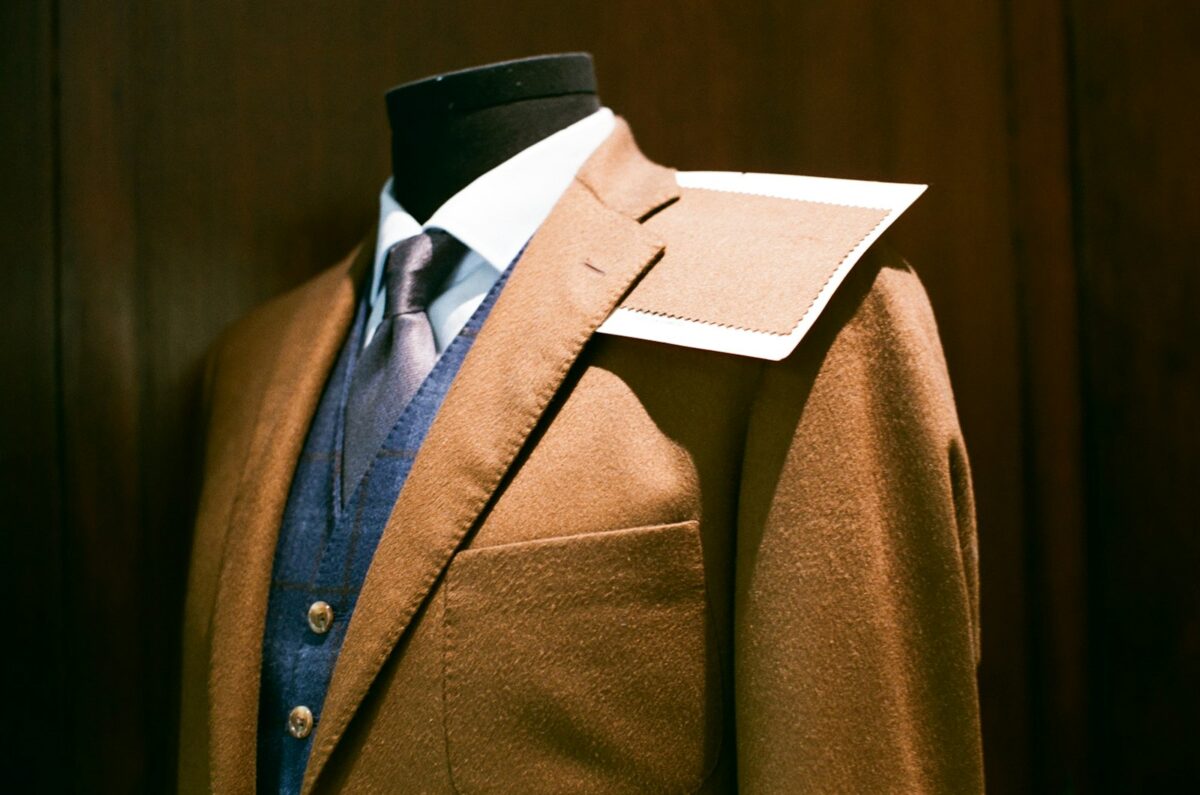 Áo vest dạ lạc đà dựng trên ma-nơ-canh