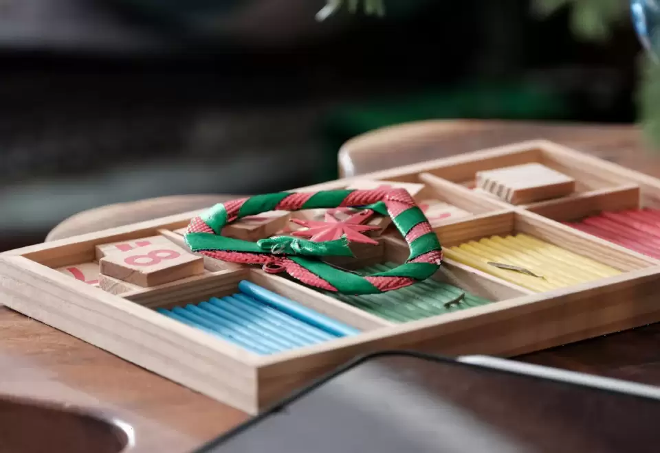 Khay gỗ Montessori đựng que tính, chữ số và thanh xếp hình xanh đỏ