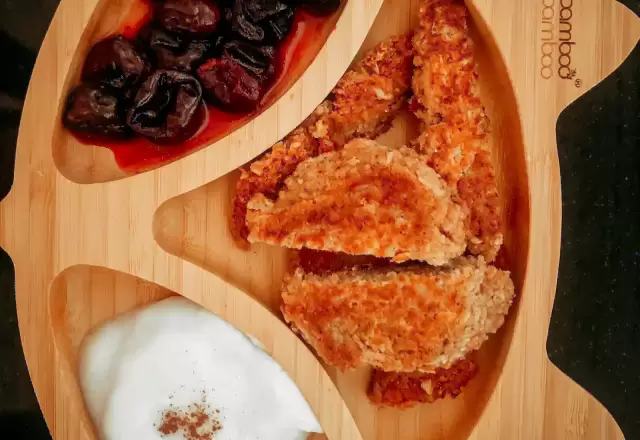 Khay ăn dặm hình chú cá gồm trái cây sấy, gà chiên giòn và sữa chua cho bé
